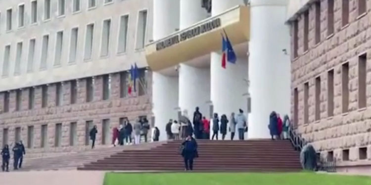 Alertă de incendiu la Parlament. Care a fost motivul evacuării tuturor persoanelor din clădire | VIDEO