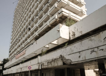 O minoră ar fi vrut să se arunce în gol de pe acoperișul Hotelului „Național” din centrul Capitalei. I-a lăsat un mesaj video iubitului | VIDEO