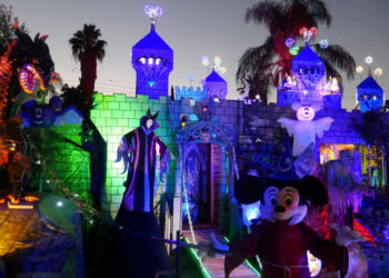 Momentul în care un dragon uriaş ia foc şi arde ca o torţă în timpul unui spectacol de la Disneyland, în California