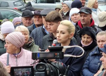 Partidul Șor acuză poliția de abuz: Mai mulți polițiști au agresat-o pe deputatul Partidului „ȘOR”, Marina Tauber, chiar în sediul Curții de Apel Chișinău