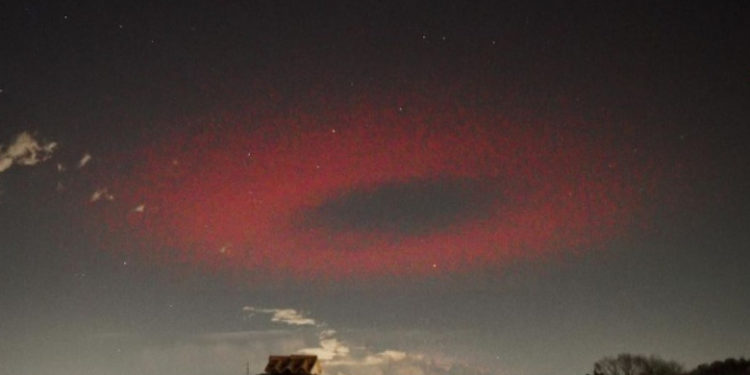 Un inel uriaș de lumină roșie a apărut într-o noapte deasupra Italiei precum un OZN gigantic. Cum se explică acest fenomen straniu