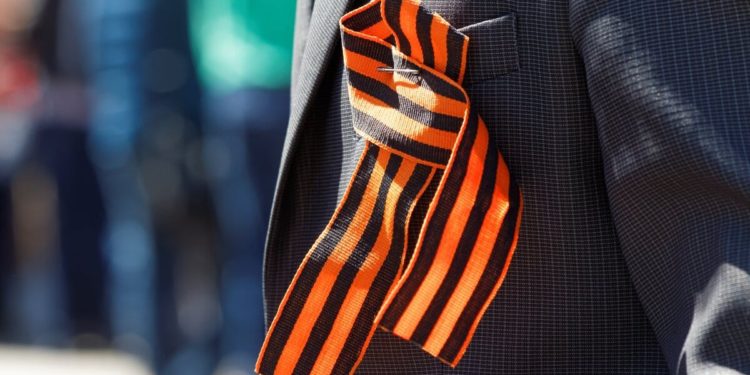 Analiști și formatori de opinie: Subiectul panglicii „Sfântului Gheorghe” are scopul de a distrage atenția oamenilor de la problemele cu adevărat importante