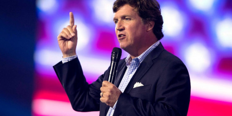 Principala vedetă a Fox News părăsește televiziunea. Plecarea lui Tucker Carlson vine după procesul care a costat Fox 800 de milioane