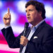 Principala vedetă a Fox News părăsește televiziunea. Plecarea lui Tucker Carlson vine după procesul care a costat Fox 800 de milioane