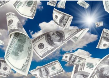 Un american a aruncat pe fereastra mașinii 200.000 de dolari, ca să împartă și cu alții averea lui