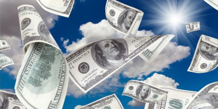 Un american a aruncat pe fereastra mașinii 200.000 de dolari, ca să împartă și cu alții averea lui