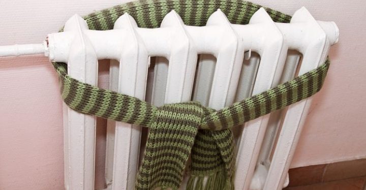 Frig afară, frig și în case: Nevoiți să-și încălzească locuințele, chișinăuienii spun că așteaptă cu frica în sân facturile pentru aprilie, după ce au fost anulate compensațiile | VIDEO