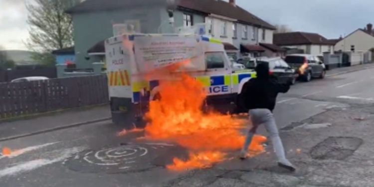 Violențe de stradă în Irlanda de Nord, înaintea vizitei lui Biden. Manifestanţii au atacat cu cocktailuri Molotov o mașină de poliţie | VIDEO