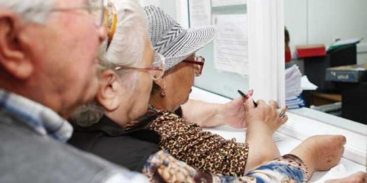 Scade drastic numărul pensionarilor