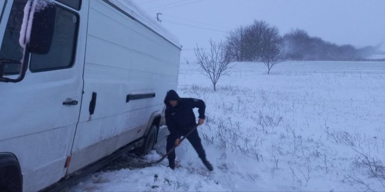 Ninge în aprilie cum nu a nins toată iarna: În nordul țării, mai multe mașini au rămas blocate în zăpadă | VIDEO