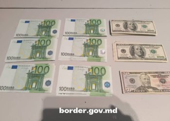 Mii de euro și dolari au depistat polițiștii de frontieră de la Aeroport în bagajul de mână al unei străine | VIDEO
