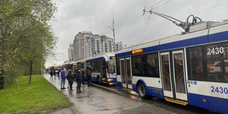 Evitați zona! Un accident rutier pe bd. Grigore Vieru a afectat circulația troleibuzelor. Se atestă întârzieri de 40 de minute