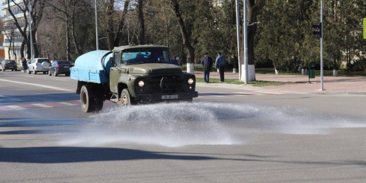 Curățenie de primăvară la Orhei: Străzi spălate și marcaj rutier nou