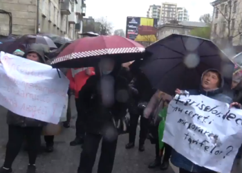 Требуем снижения тарифов на электроэнергию и газ: Представители и сторонники партии “ШОР” провели флэшмоб перед зданием НАРЭ | VIDEO