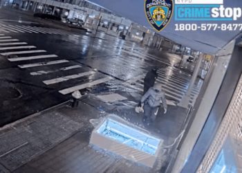 Jaf spectaculos. Hoții sparg cu ciocanul o vitrină în New York și fură genți Hermes de aproape 250.000 de dolari în câteva secunde