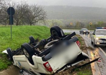 Mașină zdrobită azi seara la Peresecina! Șoferul s-a răsturnat pe ploaie în cunoscuta curbă