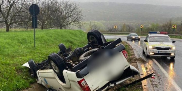 Mașină zdrobită azi seara la Peresecina! Șoferul s-a răsturnat pe ploaie în cunoscuta curbă