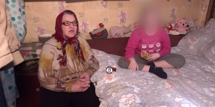 Locuiește într-o casă gata să se prăbușească și zilnic își cară fiica bolnavă în spate 1km pentru îngrijiri medicale. Povestea cutremurătoare a unei locuitoare a raionului Ungheni | VIDEO