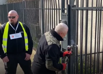 Мэрия и полиция Варшавы заблокировали ворота школы при посольстве РФ