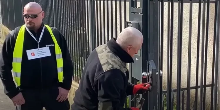 Мэрия и полиция Варшавы заблокировали ворота школы при посольстве РФ