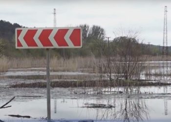 Străzile orașului Strășeni și un drum ce duce spre Bălți, inundate după ce râul Bîc a ieșit din maluri. Primarul: De vină este un un antreprenor local, care a schimbat cursul apei | VIDEO