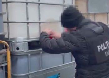 Vindea vin spumant atât persoanelor fizice cât și antreprenorilor. Noi detalii despre orheianul care îmbutelia alcool în garaj | VIDEO