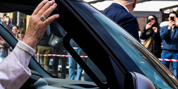 „Sunt încă în viață”. Papa Francisc a părăsit spitalul din Roma unde a fost tratat pentru bronșită