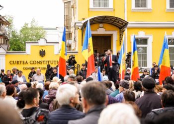Protest în fața Curții Constituționale: Oamenii au cerut anularea cererii Executivului prin care ar urma scoaterea formațiunii în afara legii | VIDEO