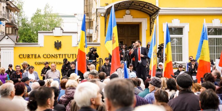 Protest în fața Curții Constituționale: Oamenii au cerut anularea cererii Executivului prin care ar urma scoaterea formațiunii în afara legii | VIDEO