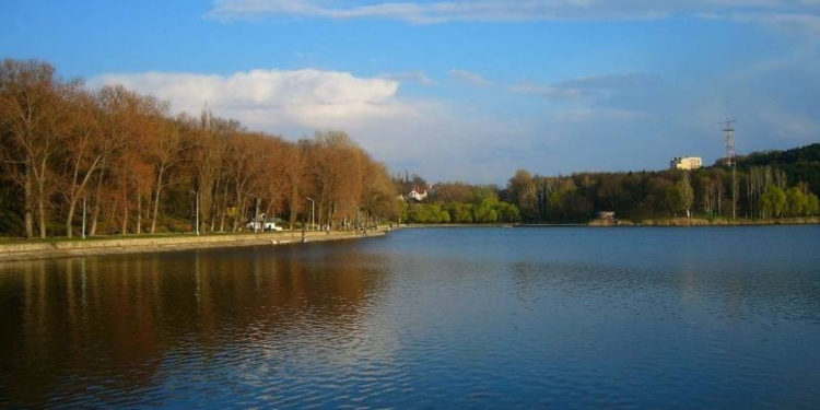 Сотрудники ГИЧС за последние сутки в столичном парке спасли от утопления четырех человек