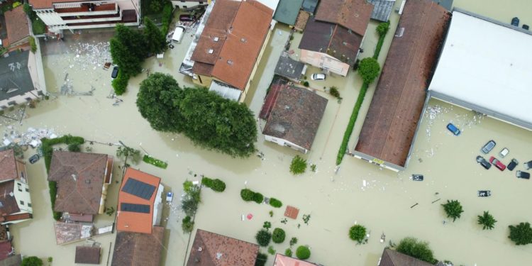 Катастрофические наводнения в Италии: Девять человек погибли, несколько тысяч — были эвакуированы | VIDEO