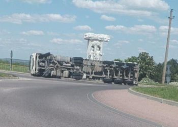 В Сороках грузовик с прицепом съехал с дороги и перевернулся | VIDEO