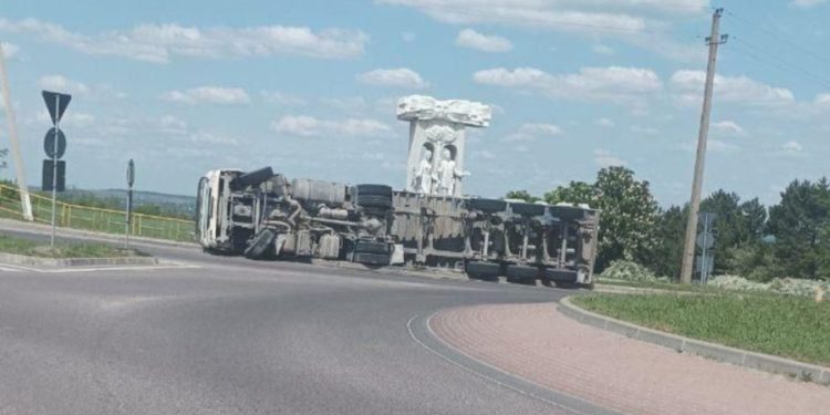В Сороках грузовик с прицепом съехал с дороги и перевернулся | VIDEO