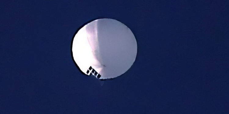 США отслеживают еще один неизвестный воздушный шар
