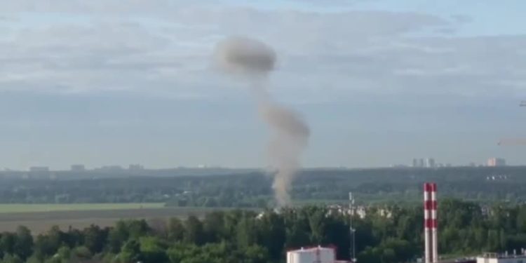 Атака беспилотников на Москву: Несколько сбитых дронов упали на жилые дома. В этот же день ракетной атаке подвергся Киев