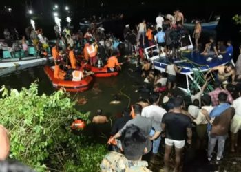 В Индии при крушении туристической лодки погибли свыше 20 человек