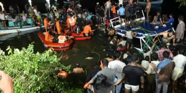 В Индии при крушении туристической лодки погибли свыше 20 человек