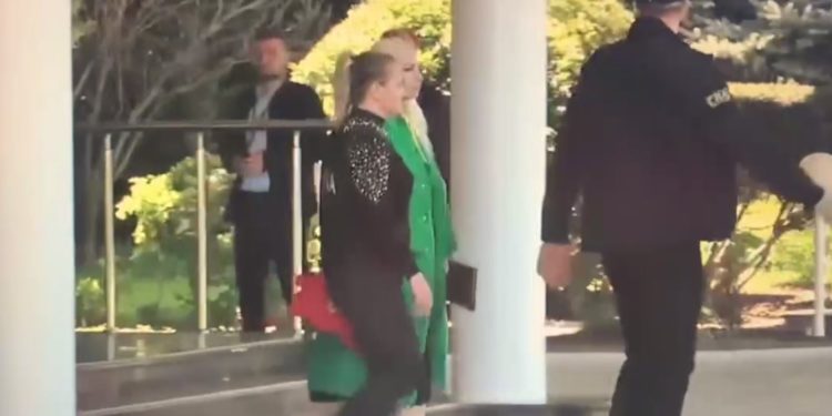 После четырёх часов в аэропорту Марину Таубер увезли в сопровождении сотрудников НАЦ. Адвокаты: Это злоупотребление со стороны прокуратуры | VIDEO