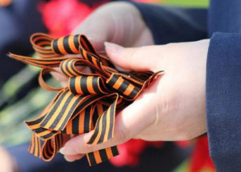 „Nu este simbolul dușmăniei, ci al memoriei și mândriei”. Cum argumentează oamenii adunați la Marșul „Regimentul Nemuritor” decizia de a purta panglica Sf. Gheorghe