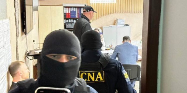 Situație tensionată la Comrat, după descinderile CNA la sediul CEC al Găgăuziei. Adunarea Populară se convoacă de urgență, iar oamenii protestează în fața instituției