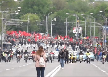 „Nu este simbolul dușmăniei, ci al memoriei și mândriei”. Cum argumentează oamenii adunați la Marșul „Regimentul Nemuritor” decizia de a purta panglica Sf. Gheorghe