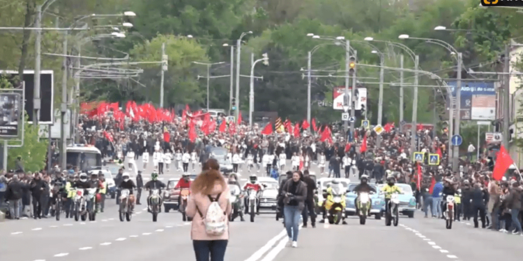 „Nu este simbolul dușmăniei, ci al memoriei și mândriei”. Cum argumentează oamenii adunați la Marșul „Regimentul Nemuritor” decizia de a purta panglica Sf. Gheorghe