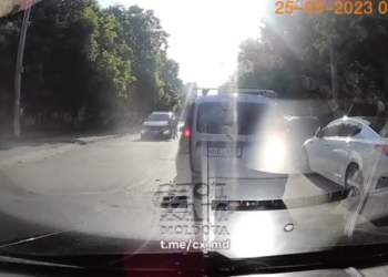 O minoră, lovită de un automobil, în timp ce traversa neregulamentar strada