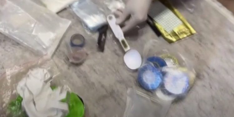 Ziua spăla mașini, noaptea vindea droguri. Narcotice de 1,5 milioane de lei, ridicate de la un tânăr de 18 ani | VIDEO