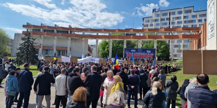 „Muncă decentă – viitor european!”. Sindicaliștii au organizat un miting în capitală de Ziua Internațională a Muncii, cerând condiții de muncă și salarii decente | VIDEO