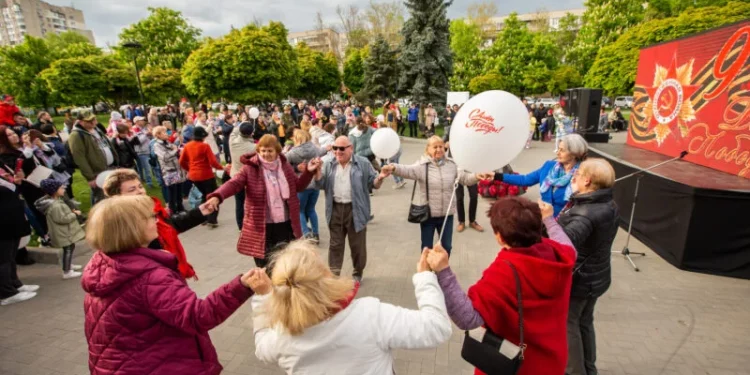Sute de chişinăuieni, dar și oaspeți ai capitalei, au participat la acțiunea „Valsul Victoriei”, organizată la inițiativa președintelui Partidului „ȘOR”