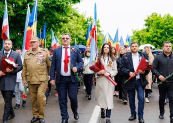 „Nu este simbolul dușmăniei, ci al memoriei și mândriei”. Cum argumentează oamenii adunați la Marșul „Regimentul Nemuritor” decizia de a purta panglica Sf. Gheorghe