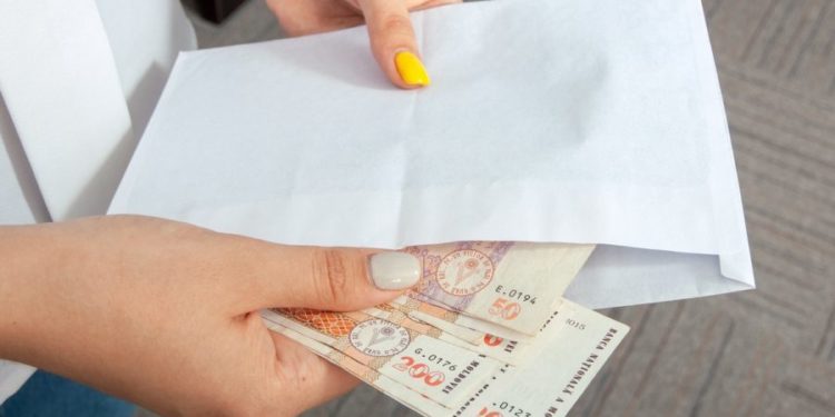 Premieră în Moldova: Ce pedeapsă a primit o mamă care ar fi colectat bani pentru un cadou profesoarei copilului său | VIDEO