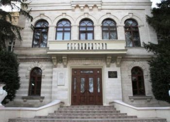 Reprezentanții Academiei de Arte, despre tavanul căzut într-o odaie din cămin: Nu s-a întâmplat nimic grav, am invitat un specialist să stabilească cauza incidentului | VIDEO