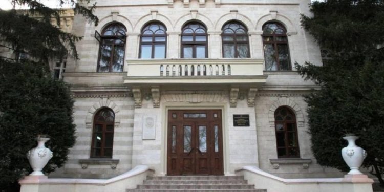 Reprezentanții Academiei de Arte, despre tavanul căzut într-o odaie din cămin: Nu s-a întâmplat nimic grav, am invitat un specialist să stabilească cauza incidentului | VIDEO